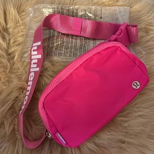 New Lululemon Pink Crossbody Purse🎀🎀🎀🎀